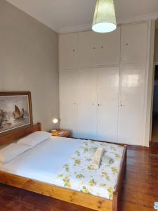 Postel nebo postele na pokoji v ubytování 5' απο μετρό, δωμάτιο με ιδιωτικό μπαλκόνι