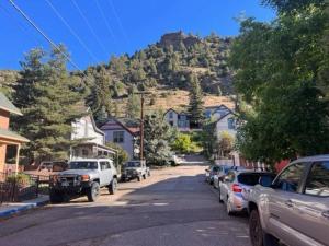 una strada con auto parcheggiate sul fianco di una collina di 3 Bedroom - Awesome Views, Light, Deck a Idaho Springs