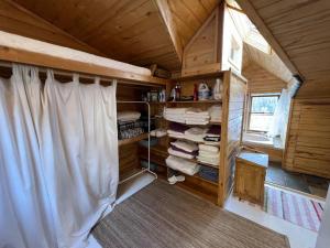 una stanza con asciugamani e una tenda in una casa di 3 Bedroom - Awesome Views, Light, Deck a Idaho Springs