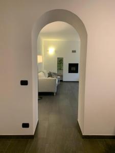 een boog die leidt naar een woonkamer met een bank bij Spazio Perlasca Apt 1 - Cernobbio Como Lake in Cernobbio