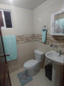a bathroom with a toilet and a sink at Apartamento en Ciudad Juan Bosch in La Javilla