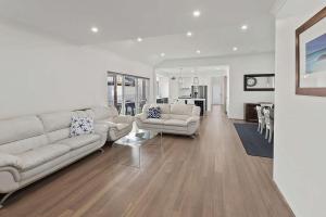 sala de estar con muebles blancos y comedor en Vasse Manor, en Vasse