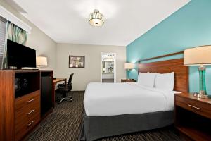 a hotel room with a large bed and a desk at Best Western Route 66 Rail Haven in Springfield +29 photos