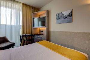 A bed or beds in a room at Best Western Plus Hotel Farnese