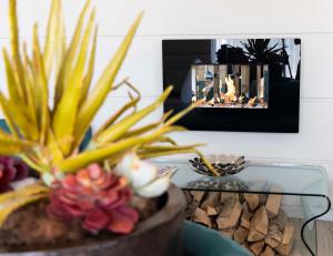 A television and/or entertainment centre at Best Western Plus Hotel Farnese