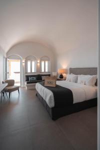 Voodi või voodid majutusasutuse NĒRO Suites by NOMÉE Hospitality Group toas