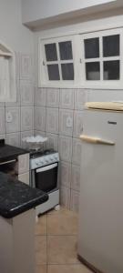 una cucina con fornelli e frigorifero di Sea Like 2 - Casa para temporada ad Arraial do Cabo