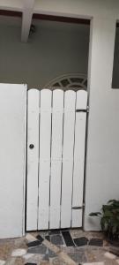 una porta bianca aperta in un muro bianco di Sea Like 2 - Casa para temporada ad Arraial do Cabo