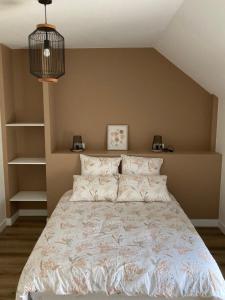 a bedroom with a large bed and two lamps at Maison 4-8 personnes, jardin, Sainte Mère Eglise in Sainte-Mère-Église
