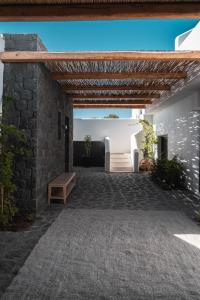 Foto sihtkohas Imerovigli asuva majutusasutuse NĒRO Suites by NOMÉE Hospitality Group galeriist