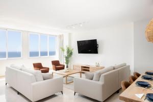 Μια τηλεόραση ή/και κέντρο ψυχαγωγίας στο Stunning Marina Seaview Penthouse - Puerto Deportivo