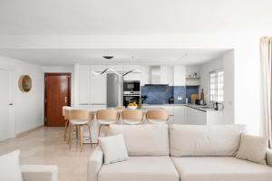 Η κουζίνα ή μικρή κουζίνα στο Stunning Marina Seaview Penthouse - Puerto Deportivo