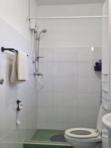 um banheiro branco com um vaso sanitário e uma pia em Apartment "Always SUNday", Lagoon Ocean Resort em Lagun