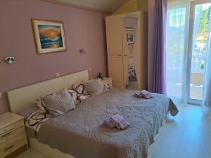 Posteľ alebo postele v izbe v ubytovaní Apartments for families with children Supetarska Draga - Donja, Rab - 14425 + 33 fotografií