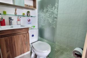 a bathroom with a toilet and a shower at Casa de descanso en Anapoima en condominio cerrado - hasta 8 personas in Anapoima +17 photos