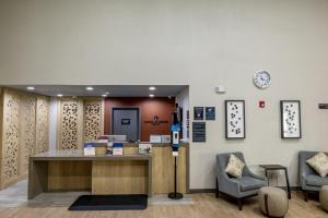 Ο χώρος του λόμπι ή της ρεσεψιόν στο Candlewood Suites Wichita Northwest by IHG