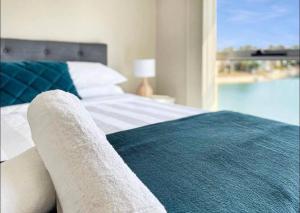 Letto o letti in una camera di Mooloolaba Waterfront Two Story Unit with Pontoon