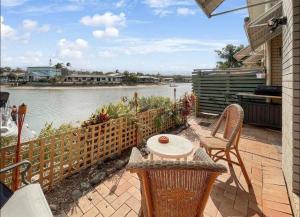 Balcone o terrazza di Mooloolaba Waterfront Two Story Unit with Pontoon