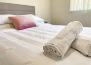 Letto o letti in una camera di Mooloolaba Waterfront Two Story Unit with Pontoon