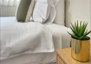 Letto o letti in una camera di Mooloolaba Waterfront Two Story Unit with Pontoon