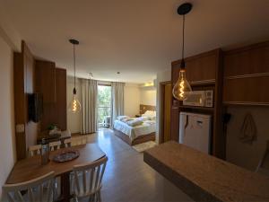 a room with a kitchen and a living room with a bed at Flat Residencial Vista Azul in Domingos Martins
