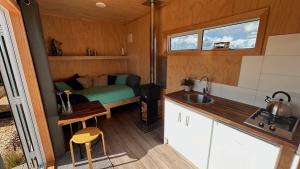 A kitchen or kitchenette at Cosy Tiny Container Cabin