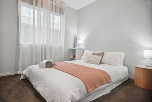 Un dormitorio blanco con una cama grande y una ventana. en 60A Mentone Road, Hayborough, en Hayborough