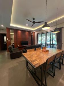 Гостиная зона в Vimala Hills Villa 3-BR Bromo