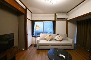 Un lugar para sentarse en 天然温泉付きの一棟貸切 ペットOk 無料駐車場有 最大10名