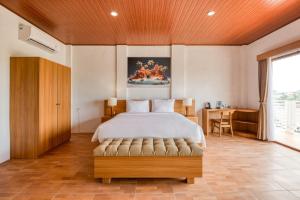 Un dormitorio con una cama grande con techo de madera. en Made Canggu 77 Managed by Manara, en Canggu 49 fotos más