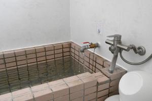 Un baño de 天然温泉付きの一棟貸切 ペットOk 無料駐車場有 最大10名