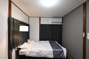 Una cama o camas en una habitación de 天然温泉付きの一棟貸切 ペットOk 無料駐車場有 最大10名