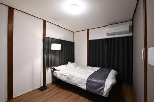 Una cama o camas en una habitación de 天然温泉付きの一棟貸切 ペットOk 無料駐車場有 最大10名