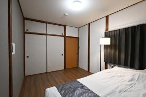 Una cama o camas en una habitación de 天然温泉付きの一棟貸切 ペットOk 無料駐車場有 最大10名