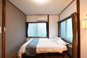 Una cama o camas en una habitación de 天然温泉付きの一棟貸切 ペットOk 無料駐車場有 最大10名