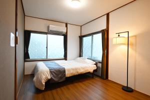 Una cama o camas en una habitación de 天然温泉付きの一棟貸切 ペットOk 無料駐車場有 最大10名