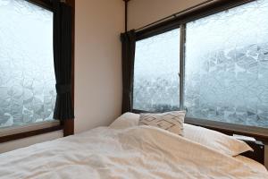Una cama o camas en una habitación de 天然温泉付きの一棟貸切 ペットOk 無料駐車場有 最大10名