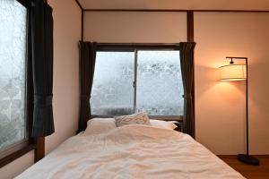 Una cama o camas en una habitación de 天然温泉付きの一棟貸切 ペットOk 無料駐車場有 最大10名