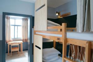 Kunming Upland International Youth Hostel ,near the city center ,2 mins walk to the subway, 2 mins walk to the Green Lake, Close to Yuan tong Temple, Old street, Yunnan University, convenient payment and visa cards are accepted客房内的一张或多张床位