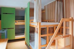 Kunming Upland International Youth Hostel ,near the city center ,2 mins walk to the subway, 2 mins walk to the Green Lake, Close to Yuan tong Temple, Old street, Yunnan University, convenient payment and visa cards are accepted客房内的一张或多张双层床