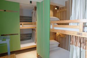 Kunming Upland International Youth Hostel ,near the city center ,2 mins walk to the subway, 2 mins walk to the Green Lake, Close to Yuan tong Temple, Old street, Yunnan University, convenient payment and visa cards are accepted客房内的一张或多张床位