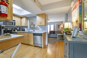 Kuchyň nebo kuchyňský kout v ubytování The Lofts of Downtown (540 N 2nd St, #304)