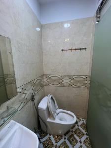 ホーチミン・シティにあるKhách Sạn Angkor 2 Gò Vấpのトイレと洗面台付きのバスルーム