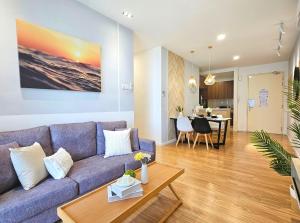 Posezení v ubytování Muji Design Homestay with Balcony and Nice Swimming Pool View at Cyberjaya by Cloud Host