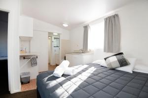 ein Schlafzimmer mit großem Bett und eine Küche in der Unterkunft Spanish Lady Motel in Napier + 51 Fotos