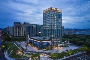 湖州湖州福朋喜来登酒店的夜幕降临城市前的高楼