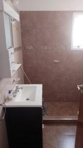 ein Badezimmer mit Waschbecken und Dusche in der Unterkunft Amplio Dpto con 2 dormitorios primer piso independiente con asador in San Francisco