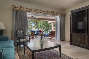 ein Wohnzimmer mit Sofa und Tisch in der Unterkunft Rent Portobello Marina y Villas in Puerto Aventuras