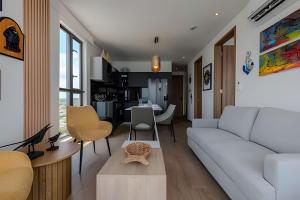 a living room with a white couch and a table at Espectacular Vista al Mar and Historic Center 2BR in Cartagena de Indias