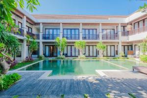 einen Blick auf eine Villa mit einem Pool in der Unterkunft ABISHA Hotel Sanur in Sanur